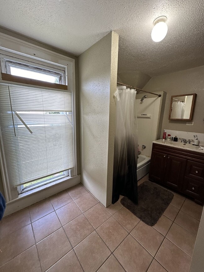 Building Photo - 4 Bed 1 Bath near UWEC, Water Street, and Sonnentag!