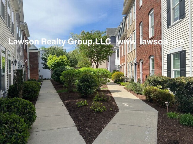 Building Photo - Luxurious Colonial Green Townhome with Garage