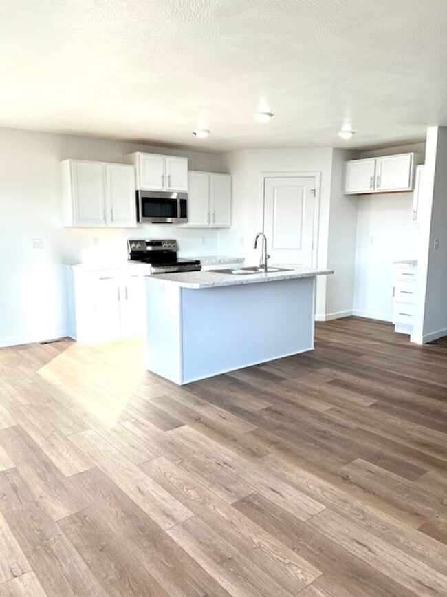 Building Photo - 478 Lennox; Willard - NEW Home - HOA - Community Pool - 4Bed 2Bath 3Car Garage