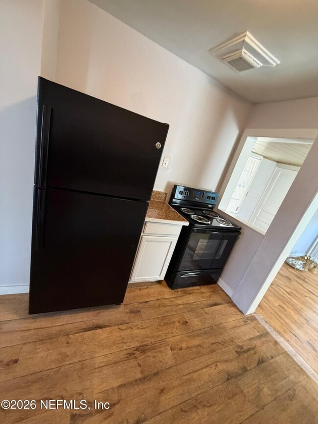 Building Photo - 837 St Clair St