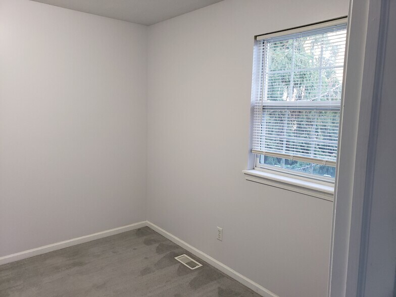 Building Photo - 3910 Old Elm Dr SE