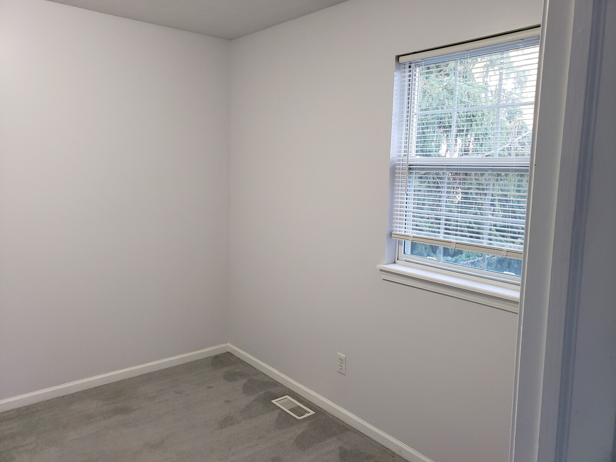 Building Photo - 3910 Old Elm Dr SE
