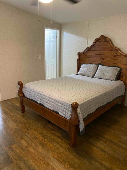 Building Photo - 9514 Chris St