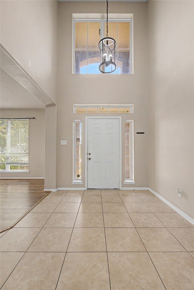 Building Photo - 9947 Valance Way