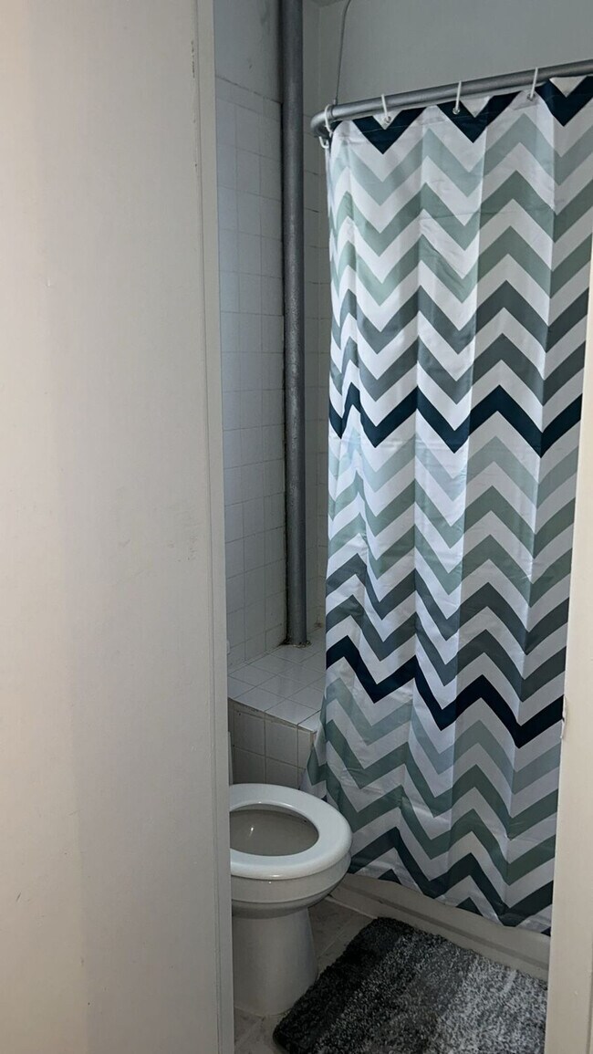 Building Photo - 320 E 96th St