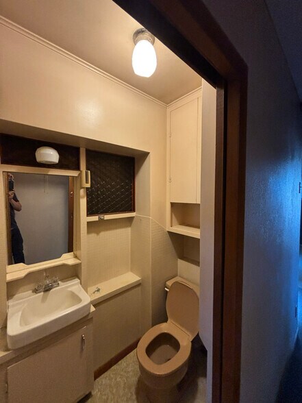 Building Photo - 108 SE 100th Ave