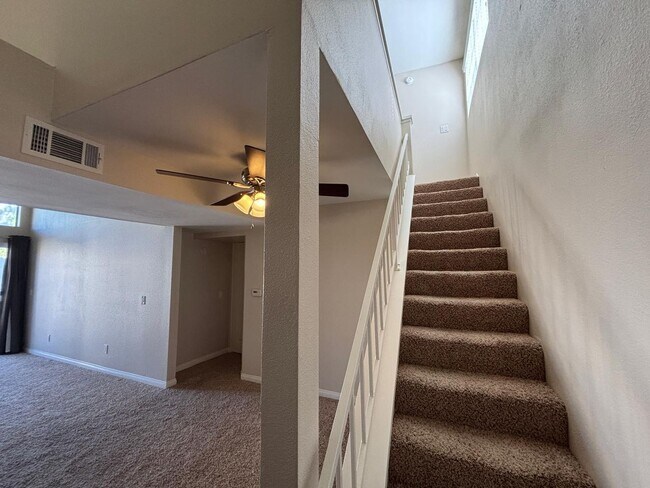 Building Photo - Beautiful 2 Bedroom 2 Bathroom Home in Woodland Hills