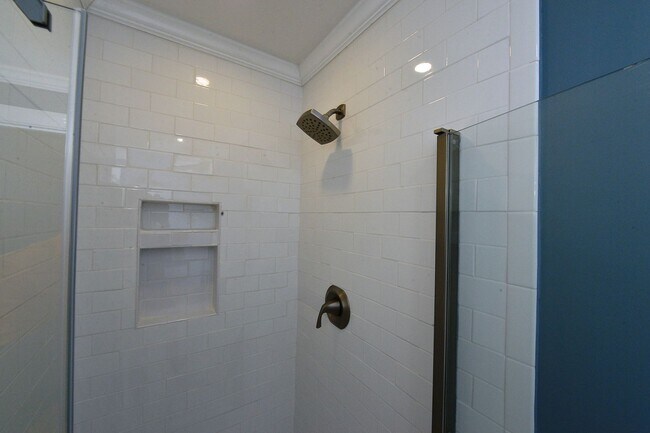 Building Photo - 817 Englewood Dr