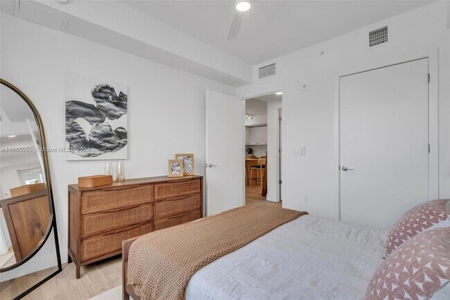 Building Photo - 1874 Heron Club Dr