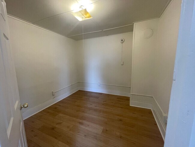 Building Photo - Clean & Updated 1BR Close to Downtown – $1200 Available Now