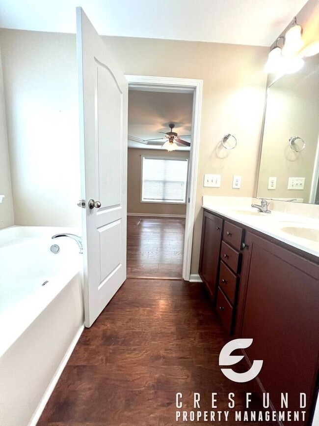 Building Photo - Conveniently Located Close to RALEIGH/RDU/...