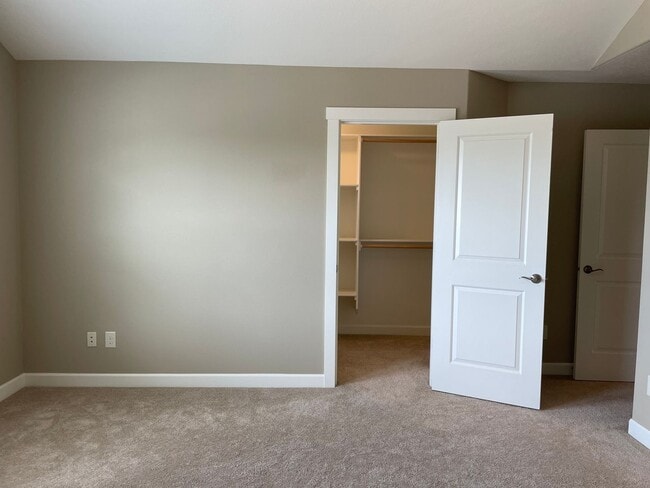 Building Photo - LUXURY 4 Bed Camas Townhome! Gated Communi...