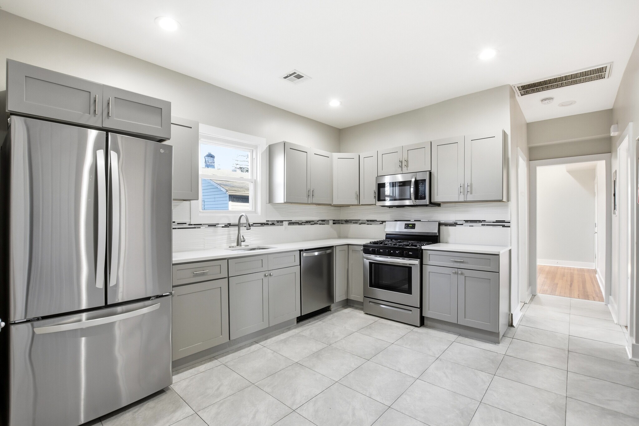 Building Photo - 53 Oak Ave