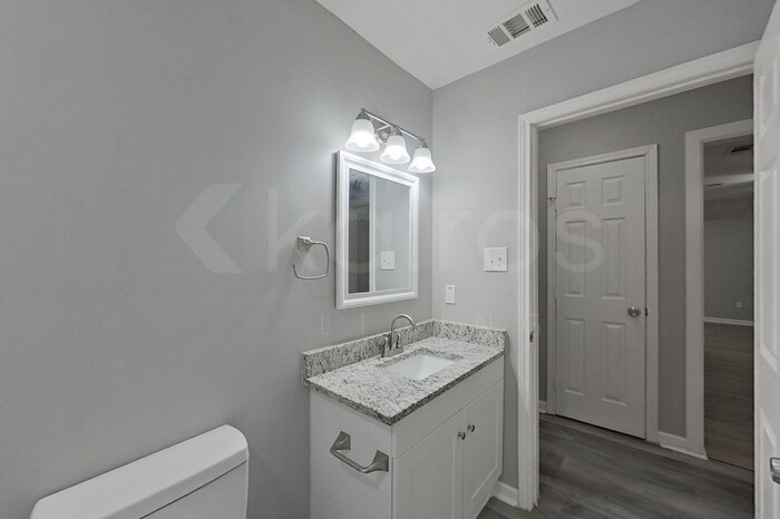 Building Photo - 230 E Colonial Dr