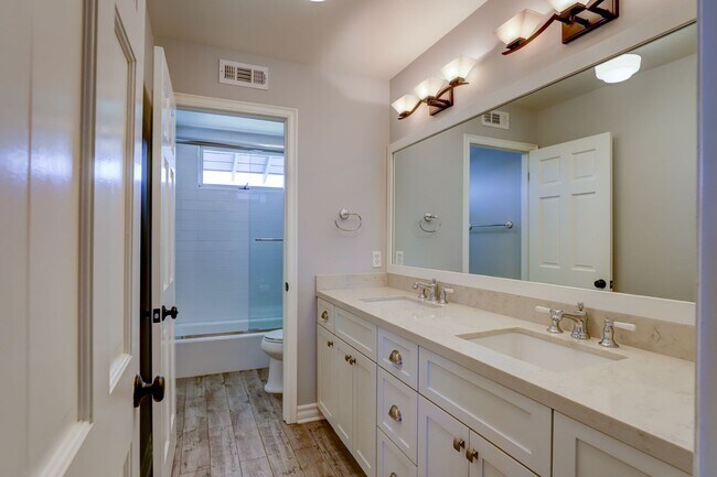 Building Photo - Gorgeous Home in Old Towne Orange