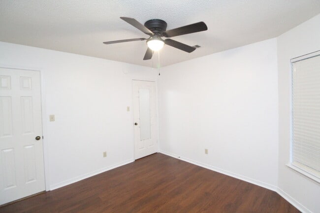 Building Photo - Northeast Pensacola 2BR Home with Fireplace & Covered Patio