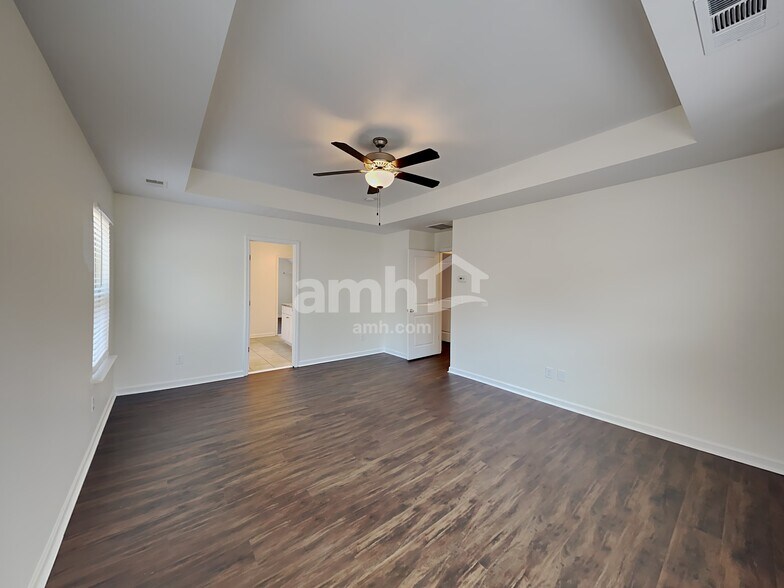 Building Photo - 1522 Balvaird Dr SE