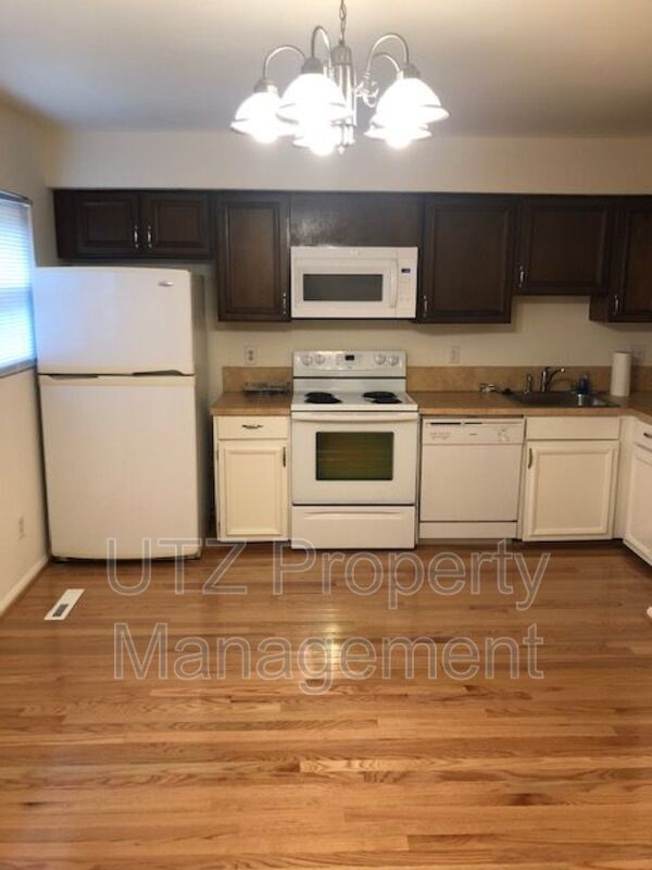 Building Photo - 722 Robinwood Dr