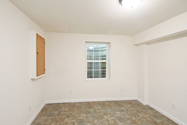 Building Photo - Move-in Ready Small Pet-Friendly Home