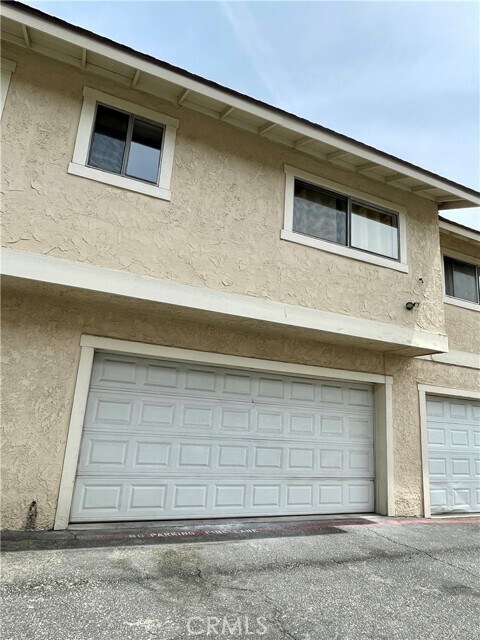 Building Photo - 326 W 9th St