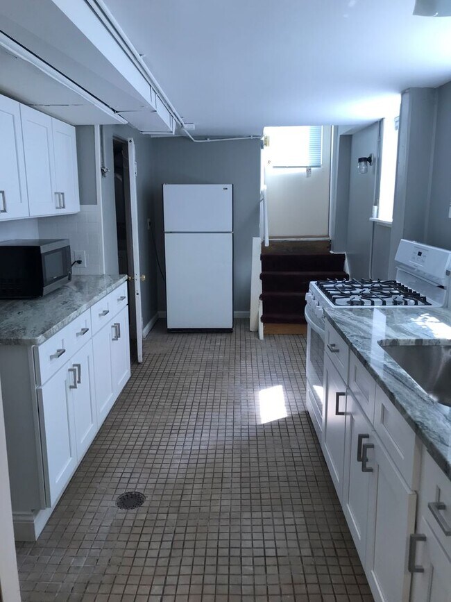 Building Photo - 7 Bedroom 3 Bathroom Unit with Updates! Available August 2026