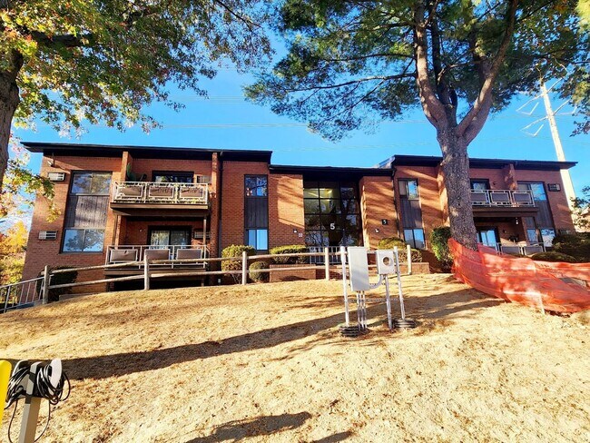 Building Photo - 5 Brevoort Dr