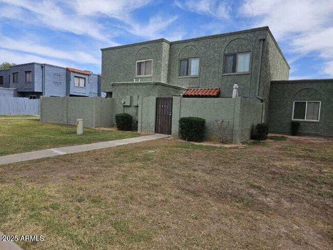 Building Photo - 5446 W Sheena Dr