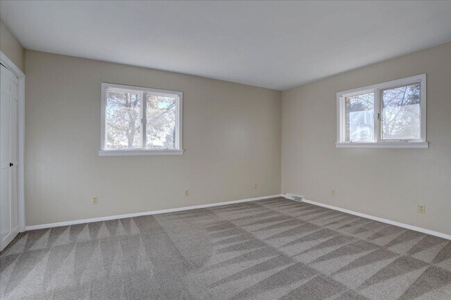 Building Photo - 3 Bedroom 3 Bathroom Home on a 1 Acre Lot