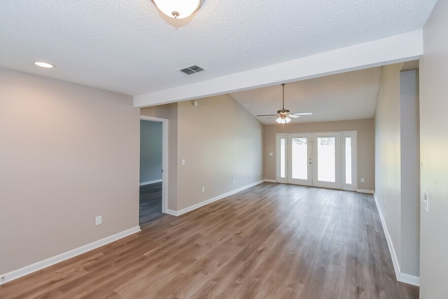 Building Photo - 3813 Tree Lake Dr