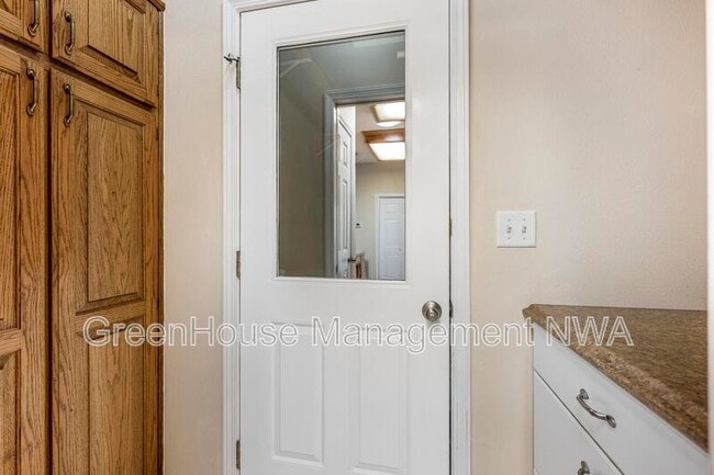 Building Photo - 5 Tanyard Ln
