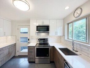 Building Photo - 2Bd/1Ba Seattle Duplex