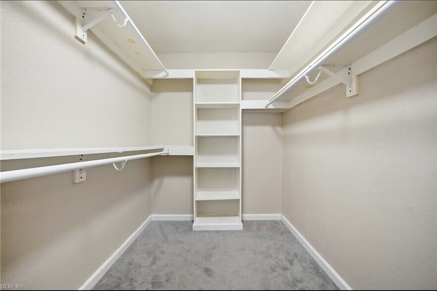 Building Photo - 513 Peak Ct