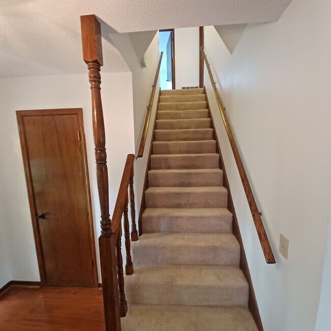 Building Photo - 2295 Foxwood Dr