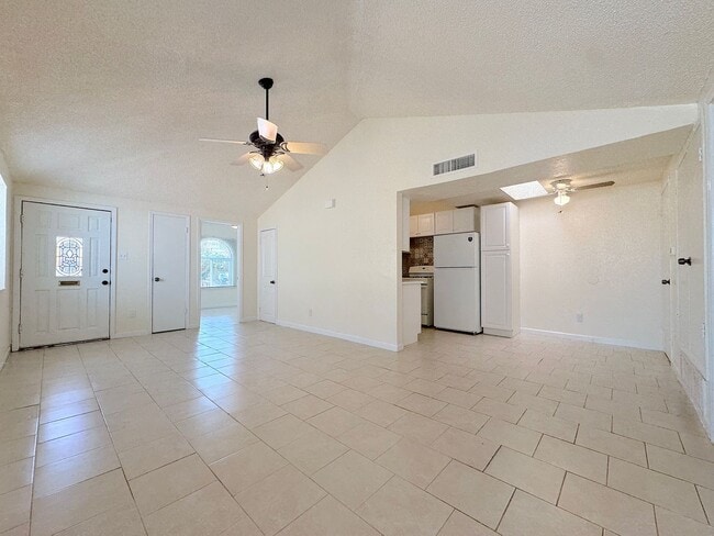Building Photo - Refrig A/C 2bed/2bath Duplex with Bonus Room!
