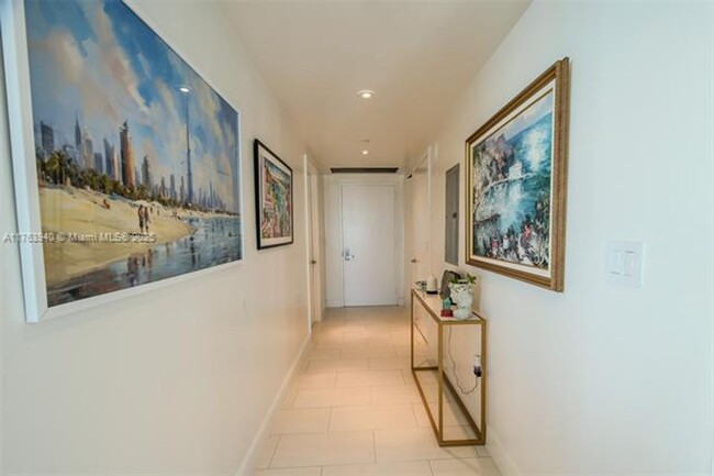 Building Photo - 495 Brickell Ave