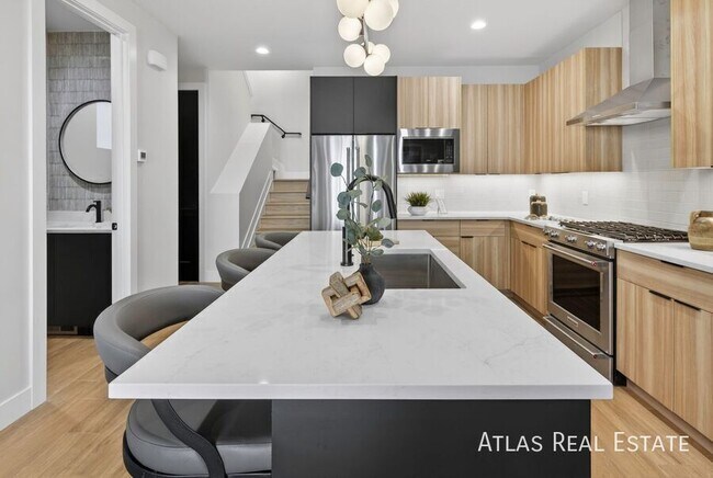 Building Photo - 830 Cherry St