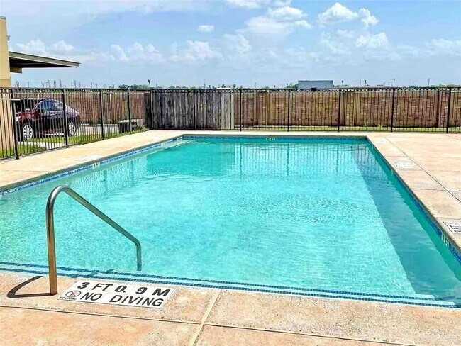 Building Photo - 14 W Daffodil Ave