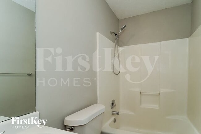 Building Photo - 6093 Lynwood Dr