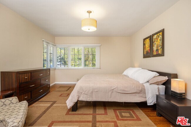 Building Photo - 723 Sierra Dr