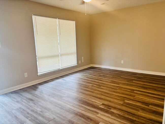 Building Photo - 684 Heather Ln