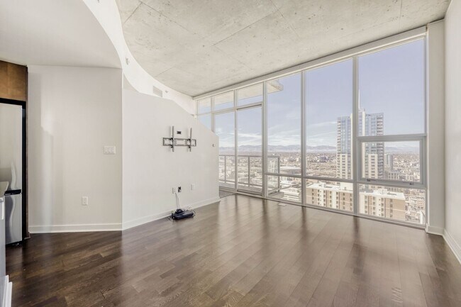 Building Photo - 38th Floor Spire Stunner!