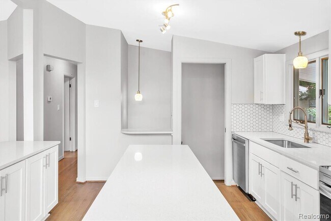 Building Photo - 229 Redwood Dr