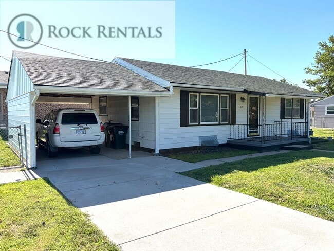Building Photo - Fresh 2 Bed with Bonus Room on 17th