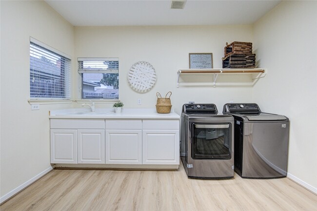 Building Photo - 2327 Centerbrook Ln