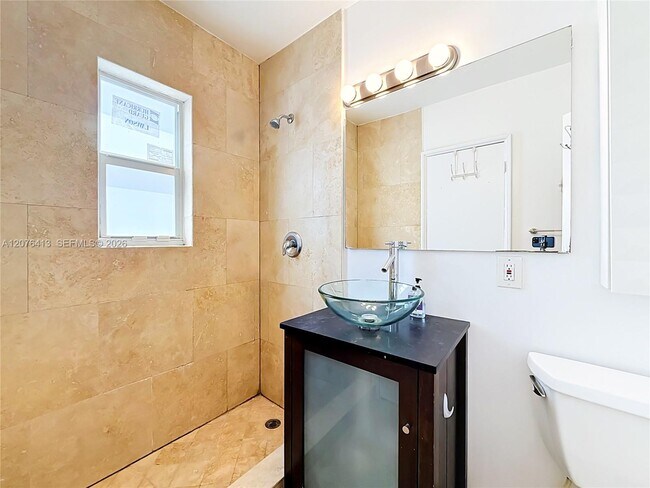 Building Photo - 2463 Pine Tree Dr