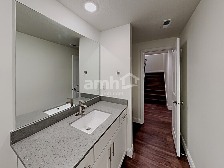 Building Photo - 2411 E Buckskin Way