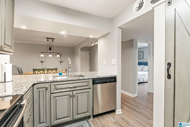 Building Photo - 1909 16th Ave S