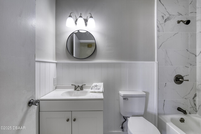 Building Photo - 3041 N Oleander Ave