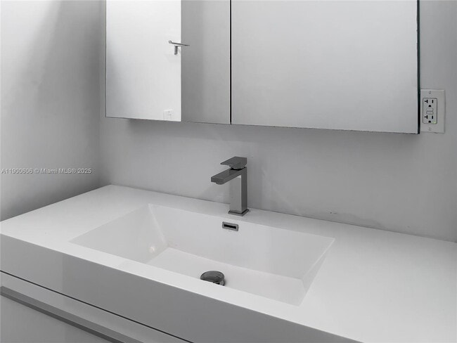 Building Photo - 1674 Bay Rd