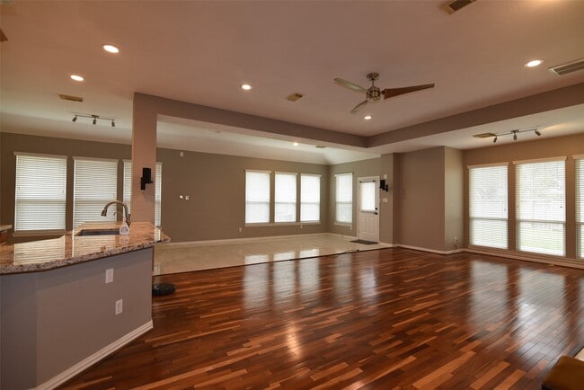 Building Photo - 122 Kentwood Ridge Ct